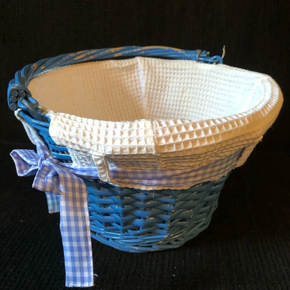 10936 VINTAGE Blue Wicker Basket With White Basket Liner Gingham Bows